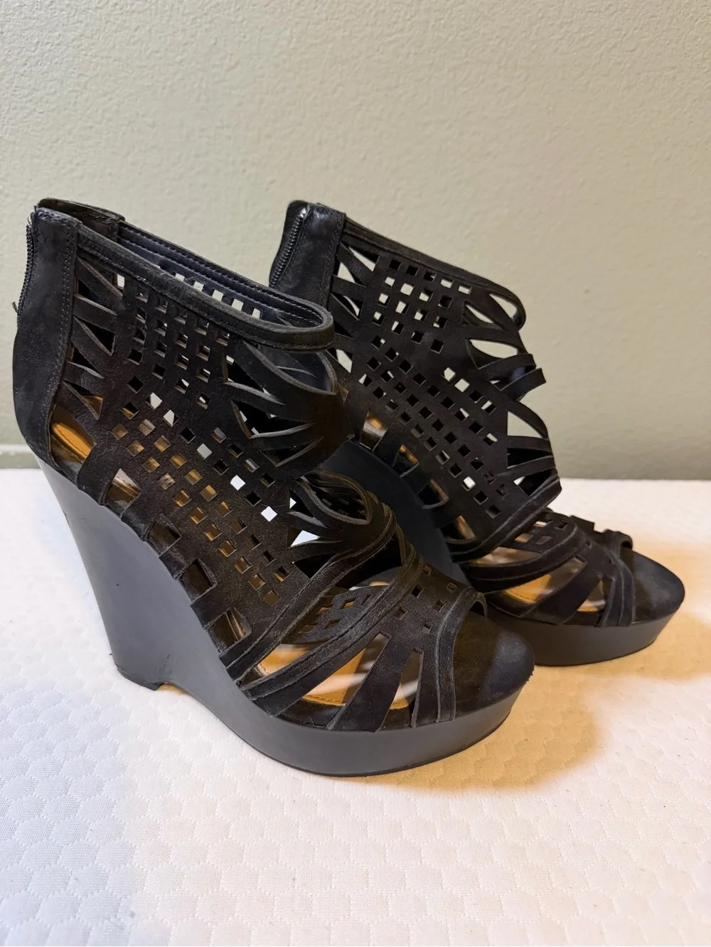 Gianni Bini Black Cutout Platform Heels Size 8